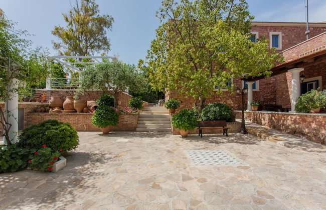 Dine on the Generous Veranda at a Rustic Stone Getaway - Foto 18