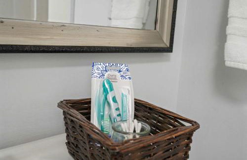 6 Min to North Hills - Private deck - In Unit Washer and Dryer - Foto 18