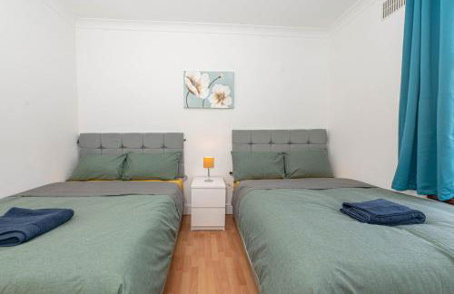 Xtra Large 4 Bedroom House with Heating Sleeps 14 Near Station and ExCeL - Foto 25