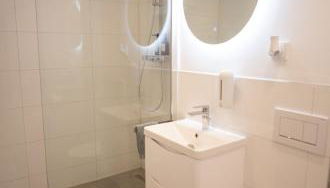 Cozy apartment with pool I U-Bahn - Photo 2, Shower