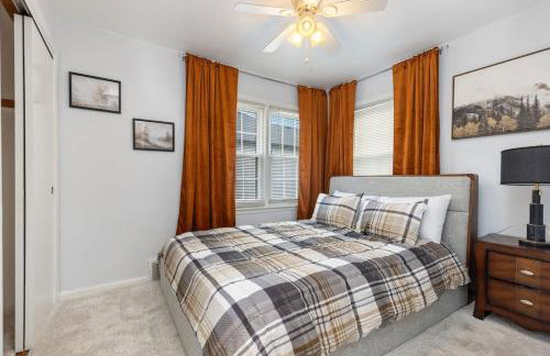 Downtown Naperville Retreat with King bed Near Riverwalk Dedicated Workspace Free Garage Parking Patio - Foto 12