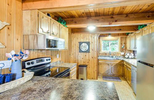 Canal Across Street Family Cabin in Breezy Point! - Foto 7