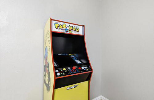 4-BD 2-BA with Backyard Pool Retreat + Game Room - Foto 31