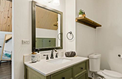 The Crown A-Frame Gated Central AC Lake Access - Foto 28