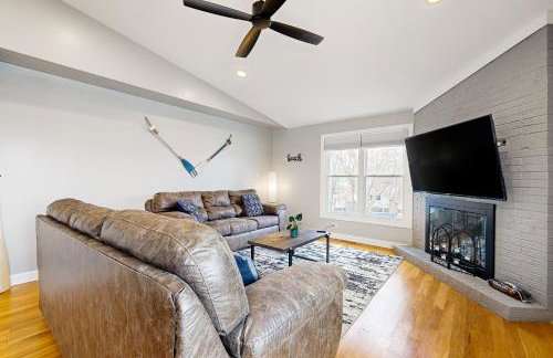 Waterfront Fun! Group Getaway on Lake Marie - Foto 6