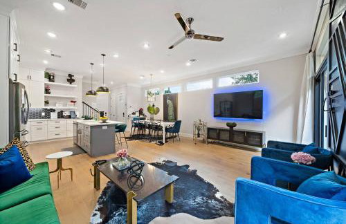 Black House - Downtown Elegance with HotTub and King Beds - Photo 9