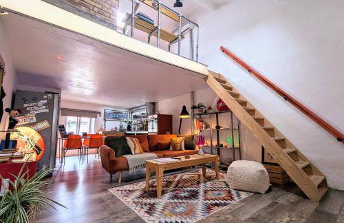 Garage Number 9 Private Urban Loft Apartment with Jacuzzi in Le Dorat - Foto 1