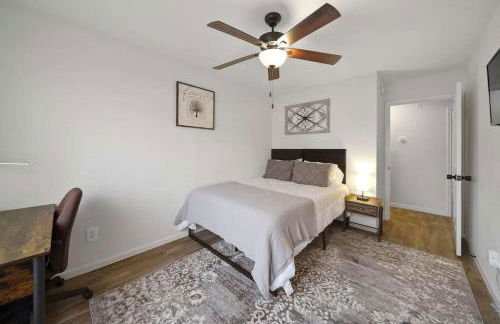 IAH Place: 4 bed, patio-sleeps 8+ - Foto 12