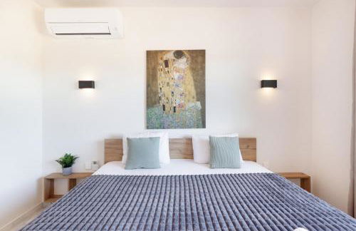 Luxurious And Modern Family Home - Photo 34