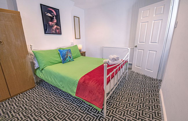 Stylish Super Central Modern Townhouse Retreat - Photo 3