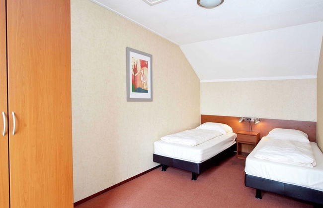 Stylish Villa by the Lake - Photo 3