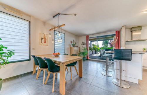 GuestReady - Chic Stay with Jacuzzi and Parking - Photo 20