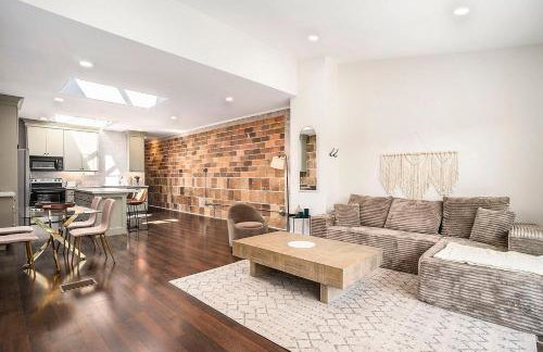 NEW Love Mi Getaway Loft with Deck on Washington Ave 110 - Foto 41