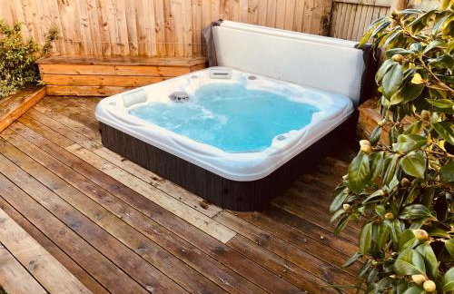 The Cuckoo's Retreat - Luxurious home with private garden & jacuzzi - Photo 3