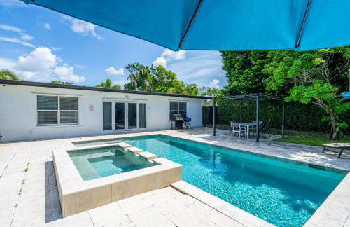 Spacious 5 Bedroom Heated Pool and Hot Tub, 12 minutes to the Beach - Foto 13