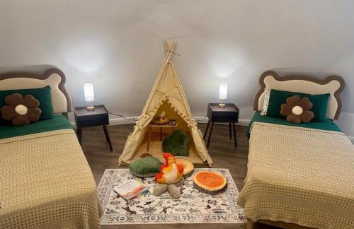 DeLand Dome House- 98 Inch TV - Open Kitchen - Near Bridle Oaks - Photo 38