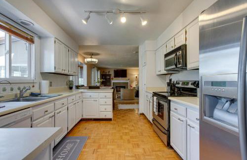 Spacious Aurora Retreat w/ Game Room + Hot Tub! - Foto 6