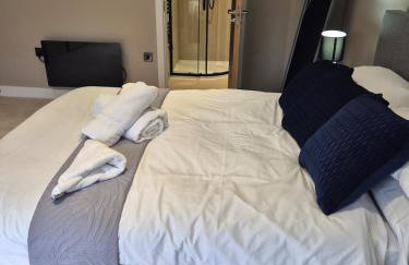#23 Lux stylish 2 bed 2 bath with balcony NEC n12 - Sleeps 4 - "Perfect for contractors and Families - Free Parking" - Foto 12