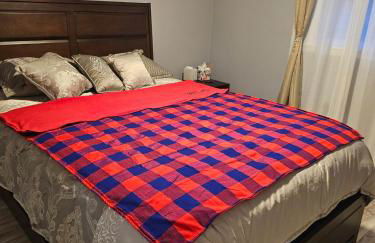 Cozy Roomy family sized apartment on major bus route close to all - Foto 51