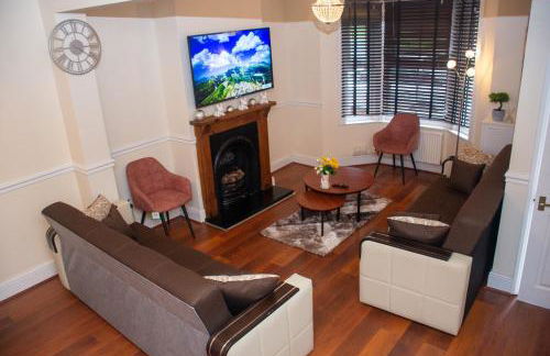 Royale Green View House- free parking, Wifi, Perfect for Contractors and Holiday - Photo 1