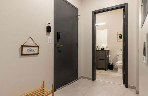 Luxury Downtown King Bed, Rooftop Pool - Photo 1