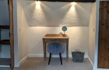 Cosy character cottage in central Marlborough UK - Photo 8