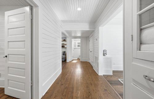 Relax in an upscale, renovated gem - Foto 28