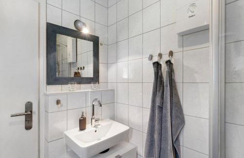 Idyllic Lakeside Cottage - Foto 16