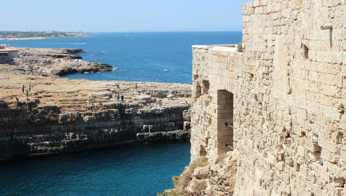 Disfrutando de las vistas de Polignano a Mare