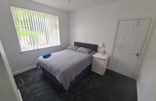 L & J ESCAPES-4 BEDROOMs SUITABLE FOR CONTRACTORS AND FAMILIES- LARGE PRIVATE PARKING-10 MINUTES TO M6 JUNCTION 9 - Photo 13