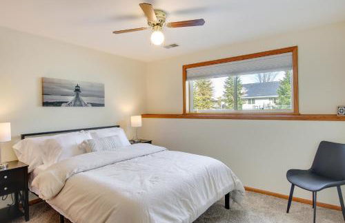 Bright Little Chute Condo with Deck and Yard! - Foto 19