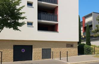 Charming 1 Bedroom Apartment with terrace air conditioning and private parking - Photo 9