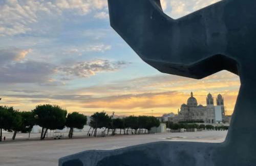 AJ - Stylish Pied-à-Terre à La Joliette - Parking - Foto 21