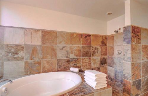 Epic 6BR with Pool, Spa and Fire Pit - Walk to Trails - Foto 37