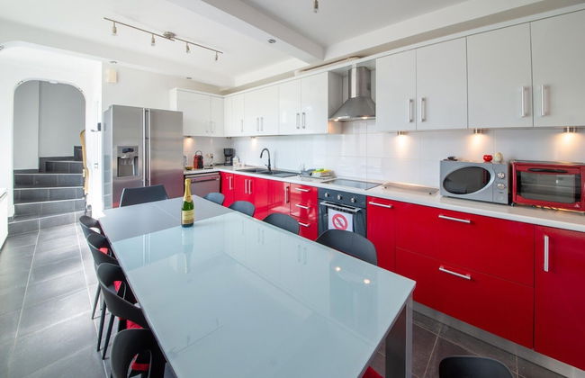 Spacious Villa With Tennis - Photo 13