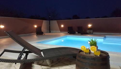 Villa Komel with Pool - Photo 2