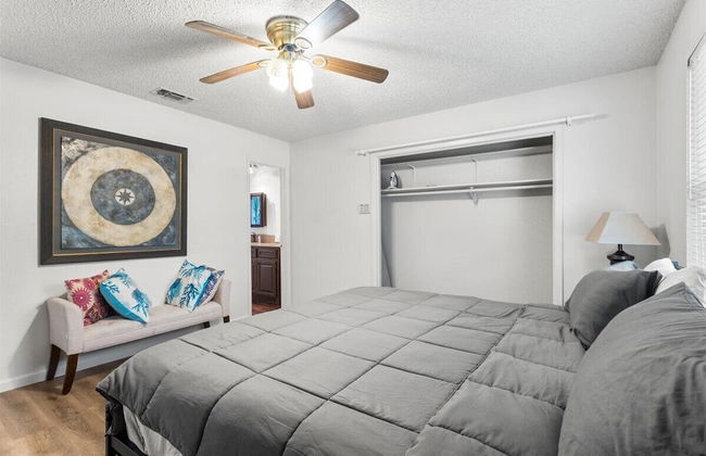 Oasis w Huge Pool & BBQ Patio - Photo 9