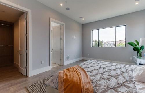 Luxury Modern 4 Bedroom 4 Bathroom Home with Rooftop Deck #4 - Foto 37