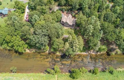 Luxury Riverfront Lodge - Sleeps 12, VIEWS, Fireplaces, Dogs OK - Photo 13