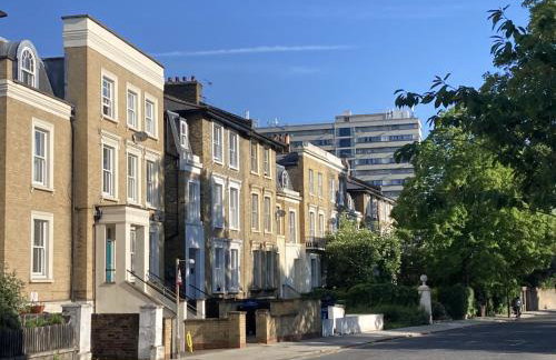 STUNNING GARDEN APARTMENT Central Exclusive Self Catering With Free Off Road Parking By Flat & Wiffi Beautifully Secluded 3 mins From All Amenities THIS IS A HOME NOT A HOTEL - Photo 1