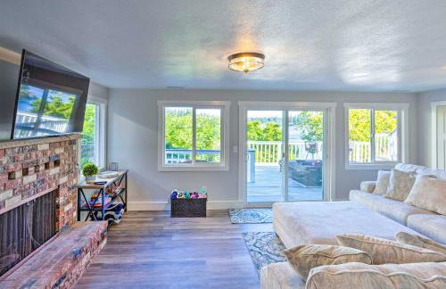 Lakeside Lacey Gem with Sauna and Private Dock - Foto 11