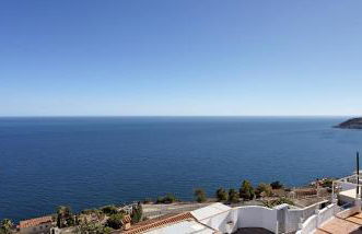 Breathtaking Seaside Villa with Heated Saltwater Pool & Panoramic Terraces - Foto 32