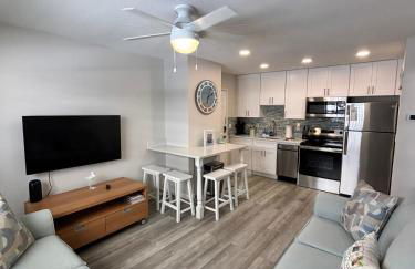 Beautiful Sunsets just Steps from Beach with King Bed and Queen Sleeper Sofa - Foto 9