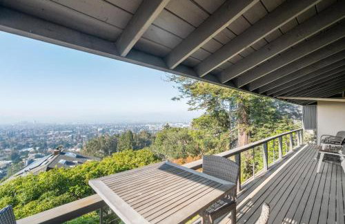 Luxury 3BR Hillside Retreat wAC Panoramic View - Photo 34