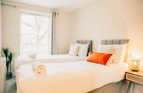 Stylish 2 Bed City Centre Apartment with Parking - Photo 37