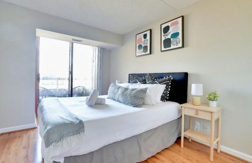 Modern Pentagon City Retreat - Photo 24