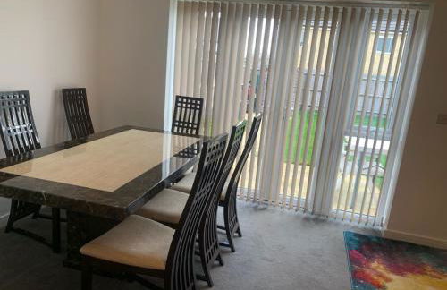 LUXURY 3 BED HOME with MULTIPLE FREE PARKING BAYS Early Check-in Late Check- Out Allowed - Foto 32