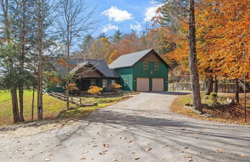 RiverNest - 1700 feet of Private Frontage on the Pemi River - 25 Acres, Sleeps 16, Close to Golf, Skiing, Hiking - Foto 1