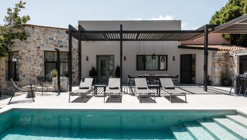 Eumelia Iconic Villa, with Heated Pool & Whirlpool, By ThinkVilla - Foto 5, sunbed