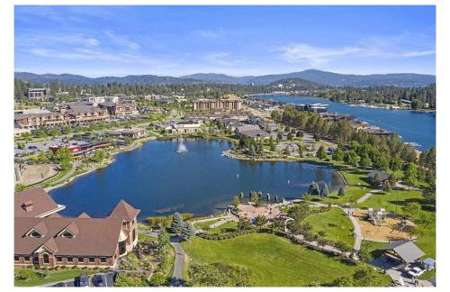 Modern Riverstone Condo with Grand Deck - Steps to Shops, Restaurants, Trails and River - Foto 1